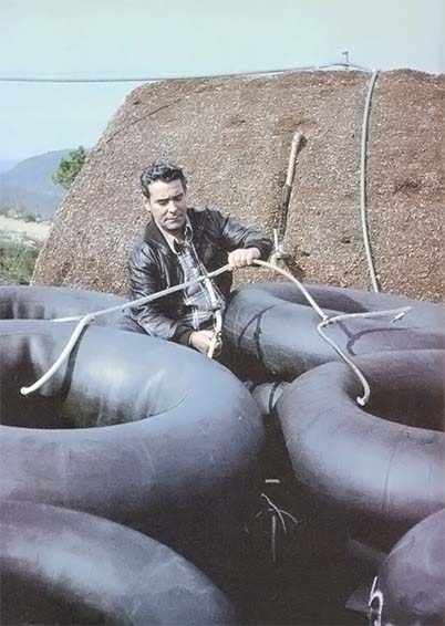 L’attribut alt de cette image est vide, son nom de fichier est 062-jean-pain-compost-energy-setting-up-hoses1.jpg.