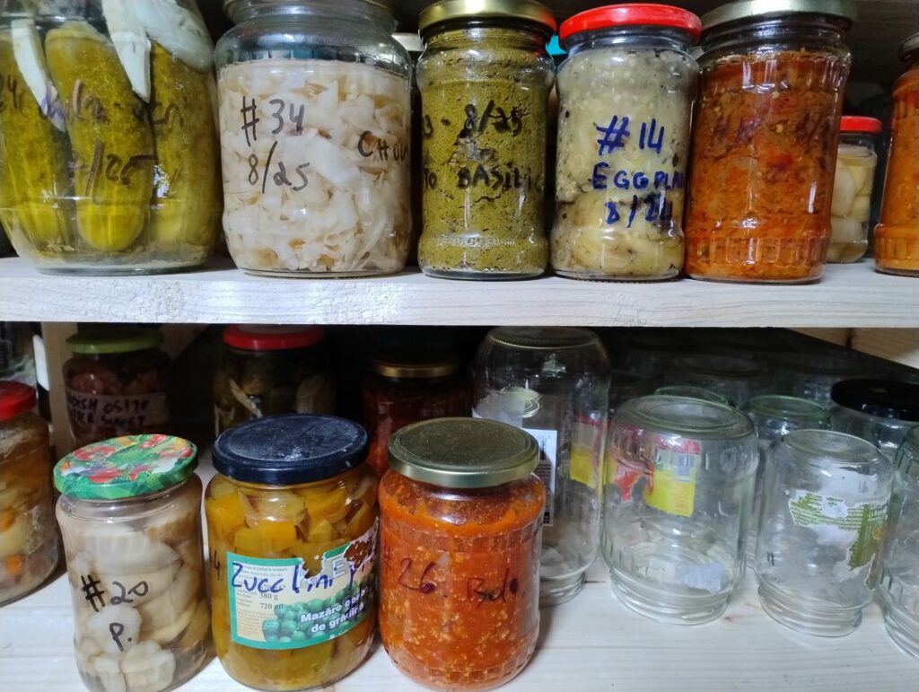 Bocal de conserve étiqueté au marqueur indélébile sur verre Jar labeled with permanent marker directly on glass Borcan etichetat cu marker permanent direct pe sticlă