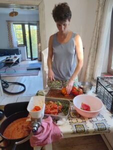 EN Coline preparing freshly harvested tomatoes for broth on a hot summer afternoon at Ermitaj Malin permaculture project, Transylvania, Romania RO Coline pregătind roșii proaspăt recoltate pentru supă într-o după-amiază toridă de vară la Ermitaj Malin, proiect de permacultură din Transilvania, România FR Coline préparant des tomates fraîchement récoltées pour en faire du bouillon lors d’une chaude fin d’après-midi d’été à l’Ermitaj Malin, projet de permaculture en Transylvanie, Roumanie