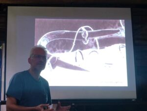 2025 EN Mark Siepman teaching about soil biology during a permaculture course in Transylvania RO Mark Siepman susținând un curs despre biologia solului în cadrul unei formări de permacultură în Transilvania FR Mark Siepman animant un cours sur la biologie des sols lors d’une formation en Transylvanie