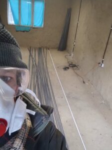 EN Remy cutting rebar to build mobile fencing posts in the off-grid workshop at Ermitaj Malin, Transylvania Alternative EN Building mobile grazing fences at Ermitaj Malin off-grid permaculture project in Transylvania RO Remy tăind fier beton pentru realizarea țărușilor de gard mobil în atelierul off-grid de la Ermitaj Malin, Transilvania Alternative RO Construirea unui sistem de garduri mobile la Ermitaj Malin, proiect de permacultură off-grid din Transilvania FR Remy coupant du fer à béton pour fabriquer des piquets de clôture mobile dans l’atelier off-grid de l’Ermitaj Malin Alternative FR Fabrication de clôtures mobiles à l’Ermitaj Malin, projet de permaculture hors réseau en Transylvanie